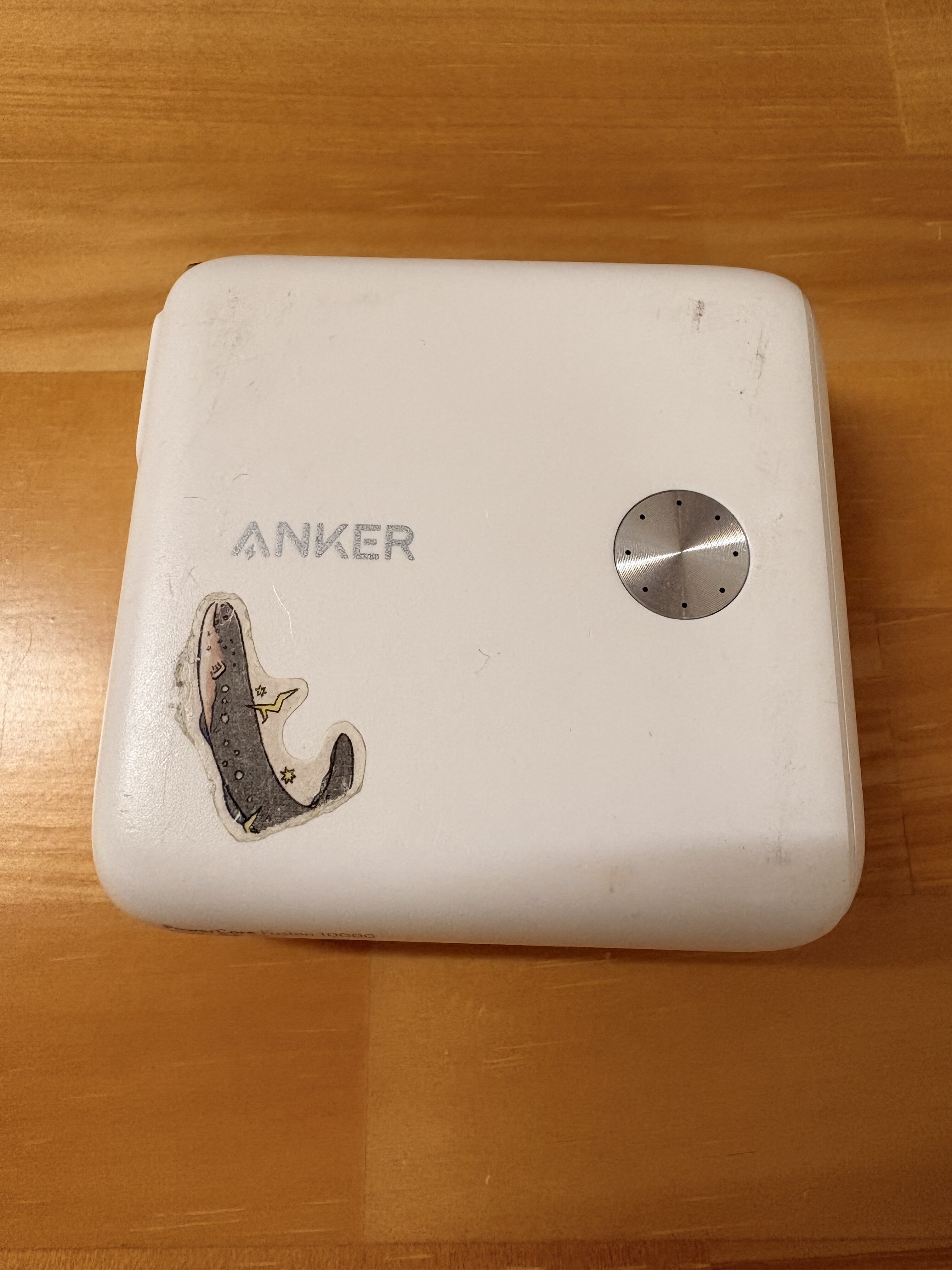 3年使ったAnkerのアップ。電源ボタン、ANKERロゴ、子どもが貼ったデンキナマズのシール