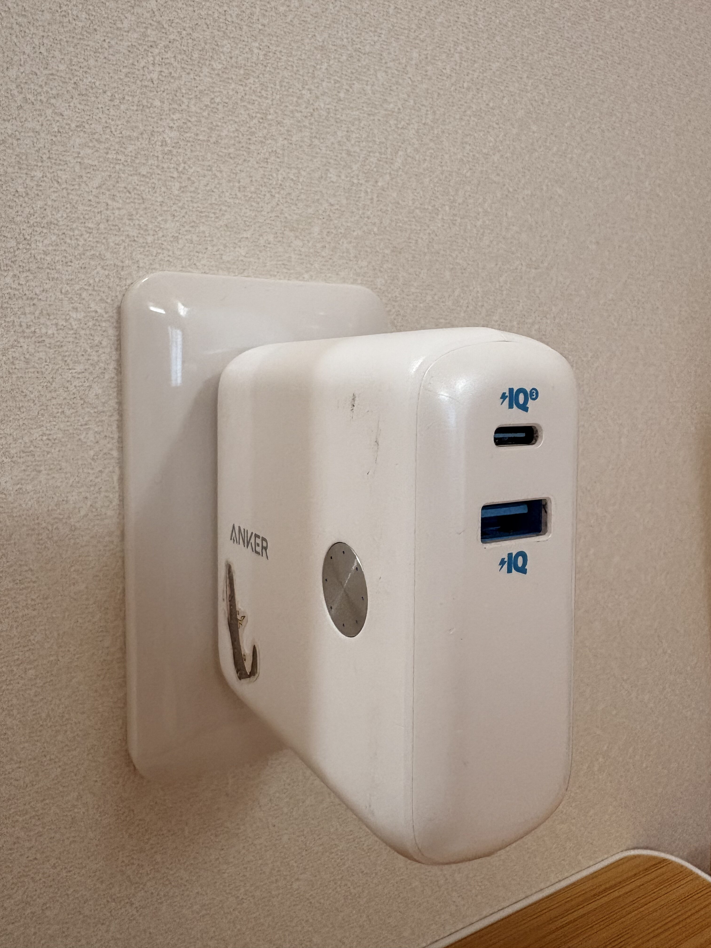 コンセントに挿したAnker PowerCore Fusion 10000。USB-CとUSB-Aの2ポート