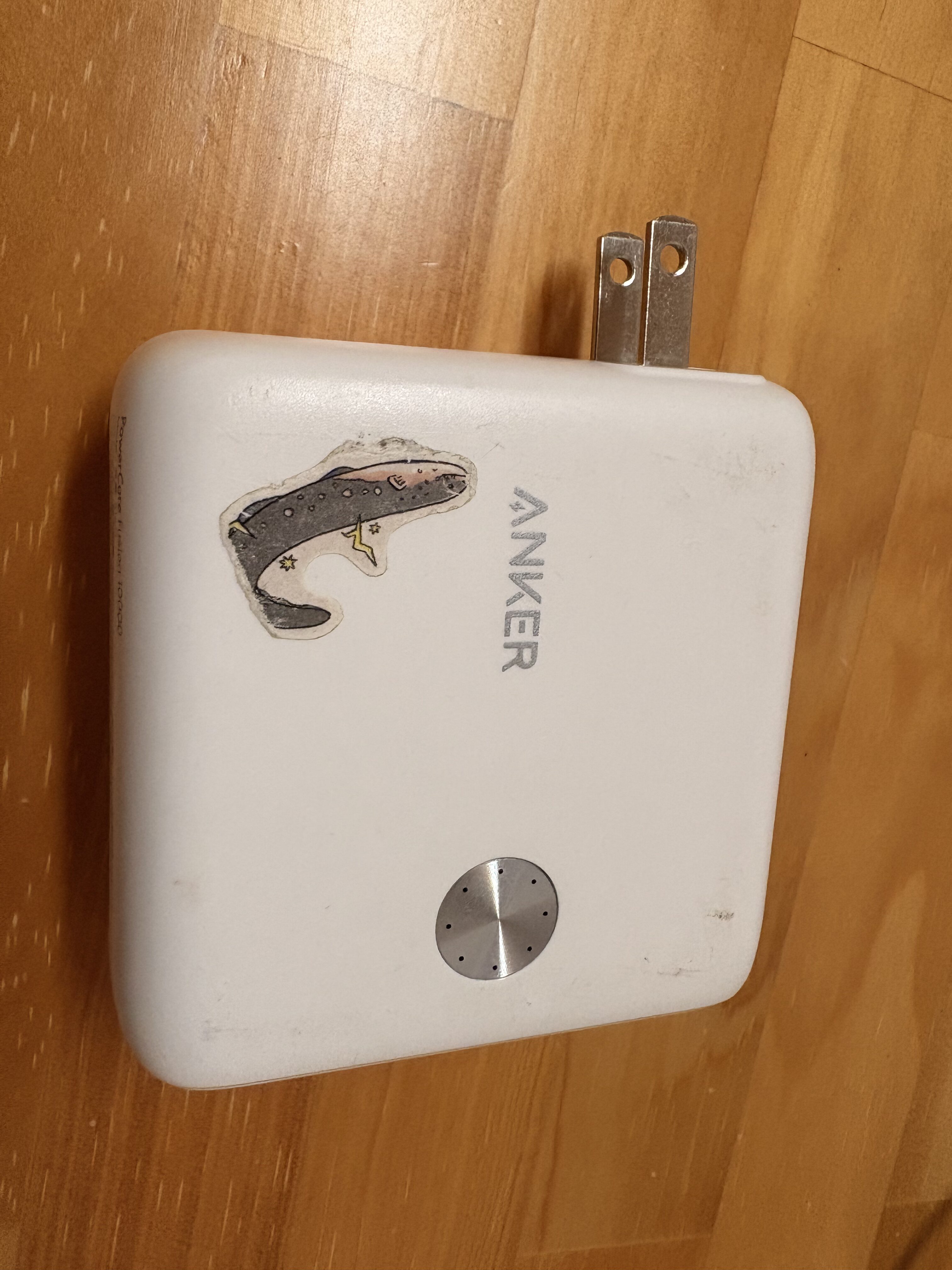 3年使ったAnker PowerCore Fusion 10000の全体。使用感の小傷とデンキナマズのシールが見える