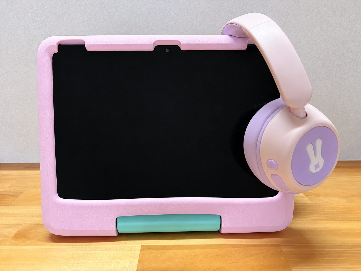 Fire HD 10 キッズモデル（ピンク）と子供用ワイヤレスヘッドホンを並べたところ