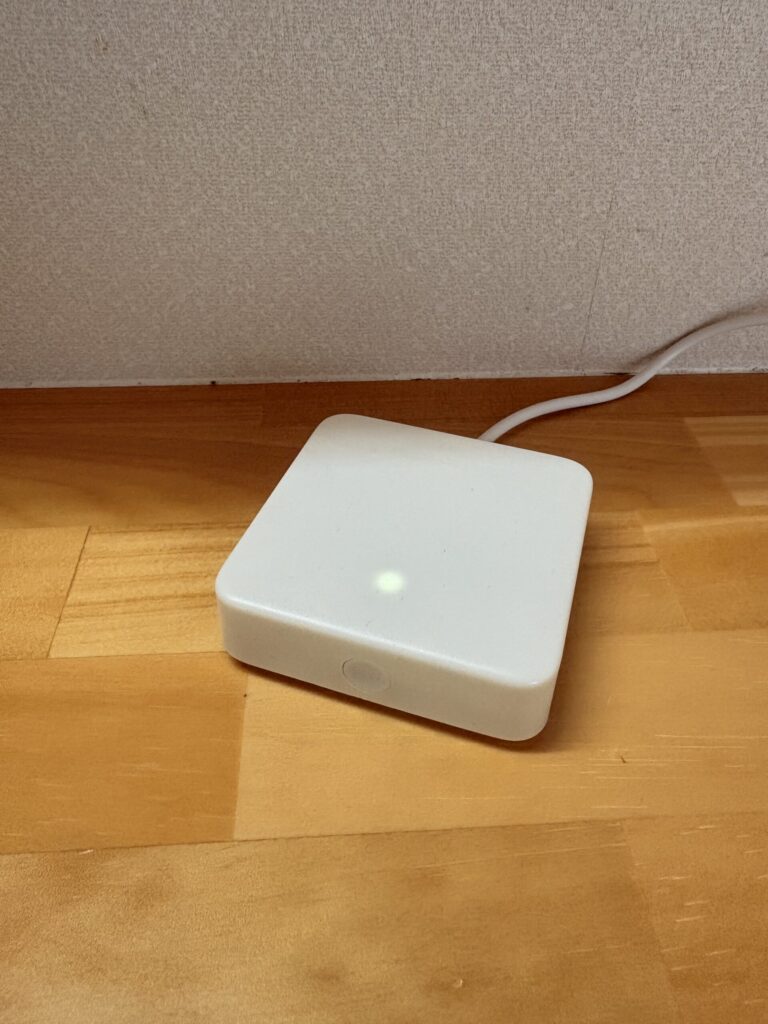 編集長エンが自宅で使っているSwitchBot ハブミニの実物