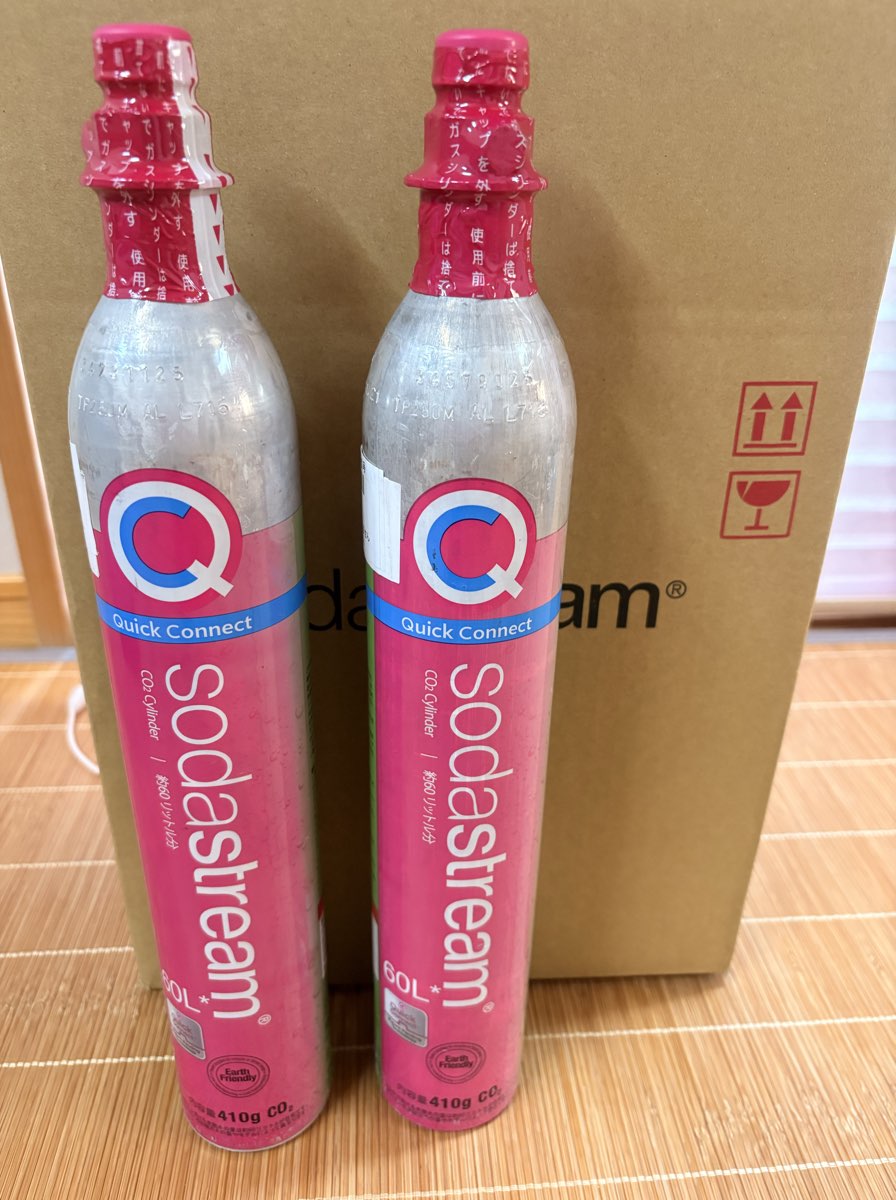 ソーダストリームのクイックコネクト式ガスシリンダー60Lが2本。ピンクのラベルにQuick Connectと410g CO2の表示