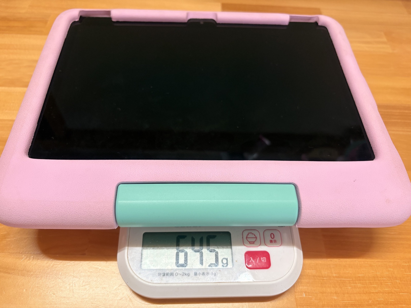 キッチンスケールに載せたFire HD 10 キッズモデル。表示は645g